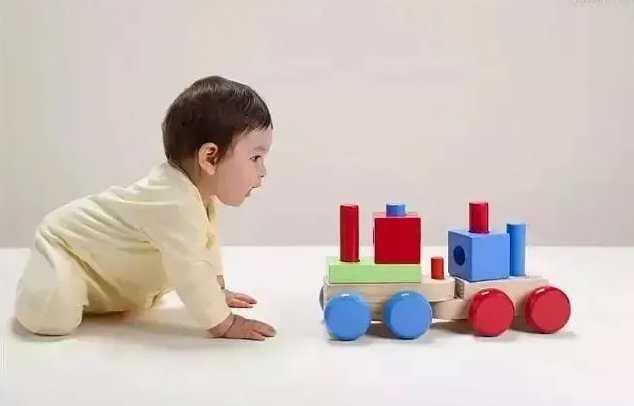 如何教宝宝正确爬行?